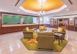 een grote lobby met stoelen en een wachtkamer bij La Quinta by Wyndham Columbus TX in Columbus