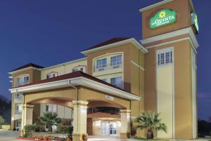 a hotel building with a sign on top of it at La Quinta by Wyndham Corsicana in Corsicana