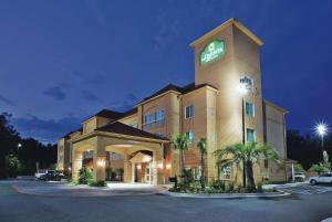 a hotel building with a sign on top of it at La Quinta by Wyndham Hinesville - Fort Stewart in Hinesville