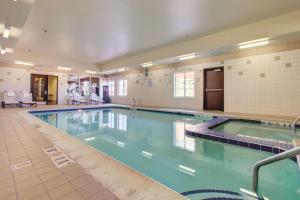 une grande piscine intérieure dans un bâtiment dans l'établissement La Quinta by Wyndham Denver Gateway Park, à Denver