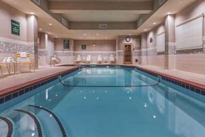 - une grande piscine dans une chambre d'hôtel dans l'établissement La Quinta by Wyndham Wichita Falls - MSU Area, à Wichita Falls