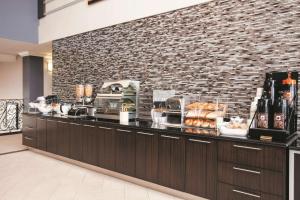 a buffet line in a hotel room with food at La Quinta by Wyndham Dublin - Pleasanton in Dublin