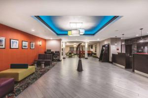 eine Lobby mit einem Zimmer mit blauer Decke in der Unterkunft La Quinta by Wyndham Houston IAH Bush Intl Airport E in Humble