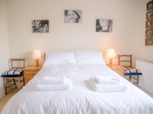 オールドバラにある16 Hartington roadのベッドルーム1室(白いベッド1台、タオル2枚付)