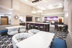 Zona de lounge sau bar la La Quinta by Wyndham Newark - Elkton