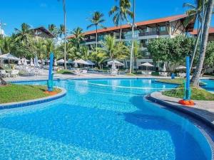 una gran piscina frente a un hotel en Flat no Marulhos Resort na praia Muro Alto en Porto De Galinhas