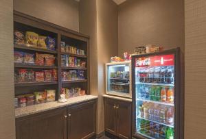 um quarto com frigorífico e prateleiras de comida em La Quinta by Wyndham Lynchburg at Liberty Univ. em Lynchburg