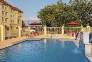 Bazen u ili blizu objekta La Quinta Inn & Suites by Wyndham South Dallas - Hutchins