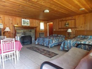 Clarketon Motel - Maggie Valley的休息区