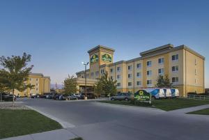 um grande edifício com uma torre de relógio num parque de estacionamento em La Quinta by Wyndham Fargo-Medical Center em Fargo