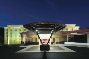 リンチバーグにあるLa Quinta by Wyndham Lynchburg at Liberty Univ.の大きな建物