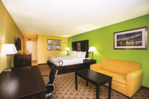 La Quinta by Wyndham Baltimore South Glen Burnie tesisinde bir oturma alanı