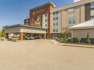 un aparcamiento de hotel frente a un edificio en La Quinta by Wyndham Cleveland Airport West en North Olmsted