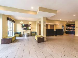 um lobby de um hotel com sofás e cadeiras em La Quinta by Wyndham Collinsville - St. Louis em Collinsville