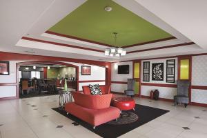 Prostor za sedenje u objektu La Quinta Inn & Suites by Wyndham South Dallas - Hutchins