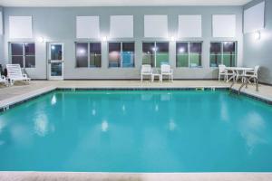 La Quinta by Wyndham O'Fallon, IL - St. Louis游泳池或附近泳池