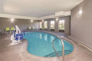 a large swimming pool in a hotel room at La Quinta Inn & Suites by Wyndham Louisville East in Louisville