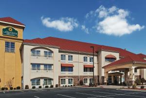 un hotel con un estacionamiento delante de él en La Quinta by Wyndham Searcy en Searcy