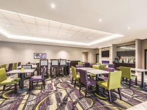 a large dining room with tables and chairs at La Quinta by Wyndham Cincinnati Sharonville in Sharonville