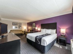 a hotel room with a bed and a desk at La Quinta Inn & Suites by Wyndham San Antonio Downtown in San Antonio