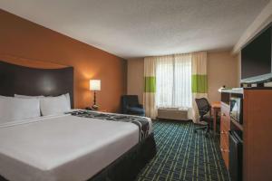 a hotel room with a bed and a television at La Quinta by Wyndham Manassas Battlefield in Manassas +32 photos