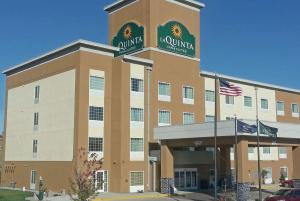 ディキンソンにあるLa Quinta by Wyndham Dickinsonの上に看板がある大きな建物