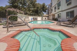 Swimming pool sa o malapit sa La Quinta by Wyndham Davis