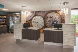 una tienda con relojes en la pared y contadores en La Quinta by Wyndham Sturbridge, en Sturbridge