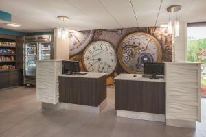 een winkel met klokken aan de muur en tellers bij La Quinta by Wyndham Sturbridge in Sturbridge