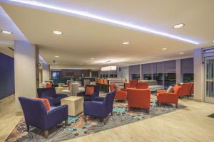 een lobby met stoelen en een wachtkamer bij La Quinta by Wyndham Kingman in Kingman