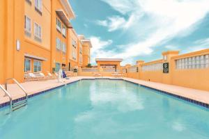 a swimming pool in front of a building at La Quinta by Wyndham Cotulla in Cotulla