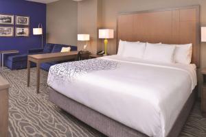 佩吉的住宿－鮑威爾湖拉金塔旅館及套房，酒店客房带一张大床和一把椅子