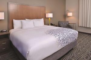 ein großes weißes Bett in einem Hotelzimmer in der Unterkunft La Quinta by Wyndham Page at Lake Powell in Page