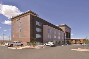 ein Gebäude mit Autos auf einem Parkplatz in der Unterkunft La Quinta by Wyndham Page at Lake Powell in Page