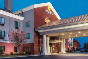 a hotel with a sign on the front of a building at La Quinta by Wyndham Loudon in Loudon