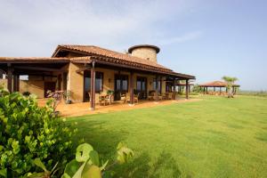 Taman di luar Royal Isabela