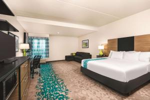 una camera con letto e TV a schermo piatto di La Quinta by Wyndham Cleveland TN a Cleveland