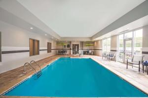 a pool with blue water in a hotel room at La Quinta by Wyndham Cleveland TN in Cleveland