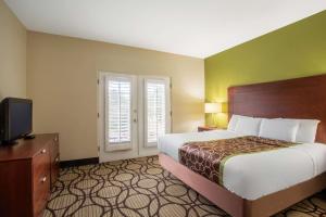 Postel nebo postele na pokoji v ubytování La Quinta by Wyndham Conference Center Prescott