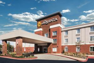 a rendering of the front of a hotel at La Quinta by Wyndham Milledgeville in Milledgeville