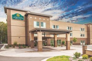 a front view of a hotel with a lion inn sign at La Quinta by Wyndham Duluth in Duluth