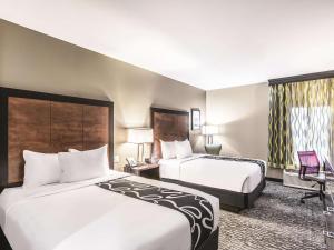 a hotel room with two beds and a window at La Quinta Inn & Suites by Wyndham Walla Walla in Walla Walla