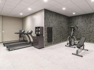 a gym with treadmills and cardio equipment in a room at La Quinta Inn & Suites by Wyndham Walla Walla in Walla Walla