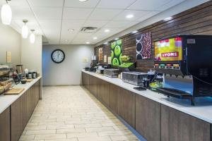 Restoran atau tempat lain untuk makan di La Quinta by Wyndham Duluth