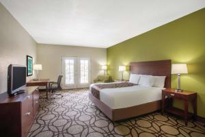 Postel nebo postele na pokoji v ubytování La Quinta by Wyndham Conference Center Prescott