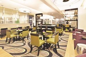 a restaurant with tables and chairs in a lobby at La Quinta by Wyndham Billings in Billings