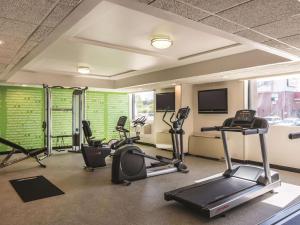 Posilňovňa alebo fitness centrum v ubytovaní La Quinta by Wyndham Colorado Springs North