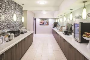 duża kuchnia z długą linią liczników w obiekcie La Quinta by Wyndham Milledgeville w mieście Milledgeville