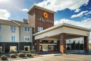 ein Hotel mit einem Schild auf der Vorderseite eines Gebäudes in der Unterkunft La Quinta by Wyndham Chattanooga North - Hixson in Hixson