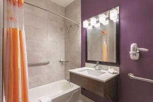 La Quinta by Wyndham Hopkinsville tesisinde bir banyo